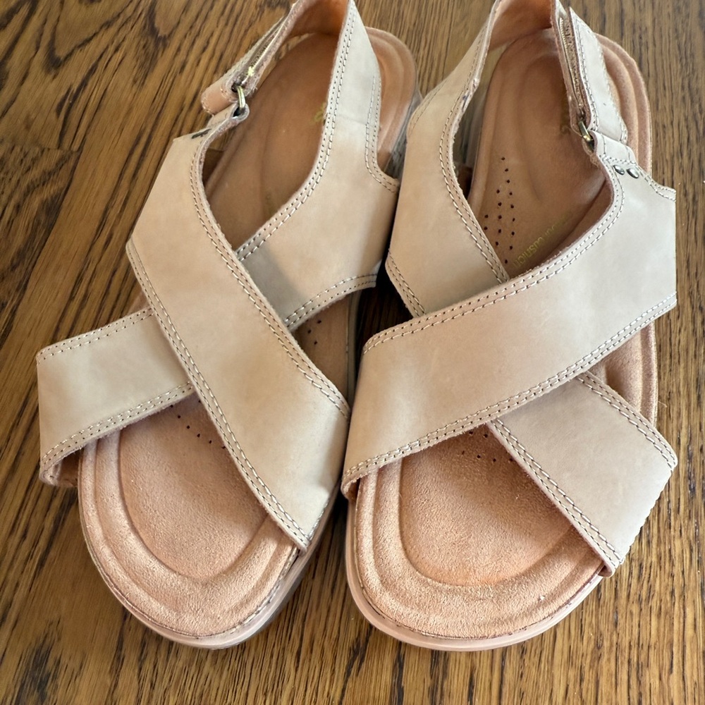 Clarks Women's Tan suede size 8.5 Sandals with adjustable strap NWOT